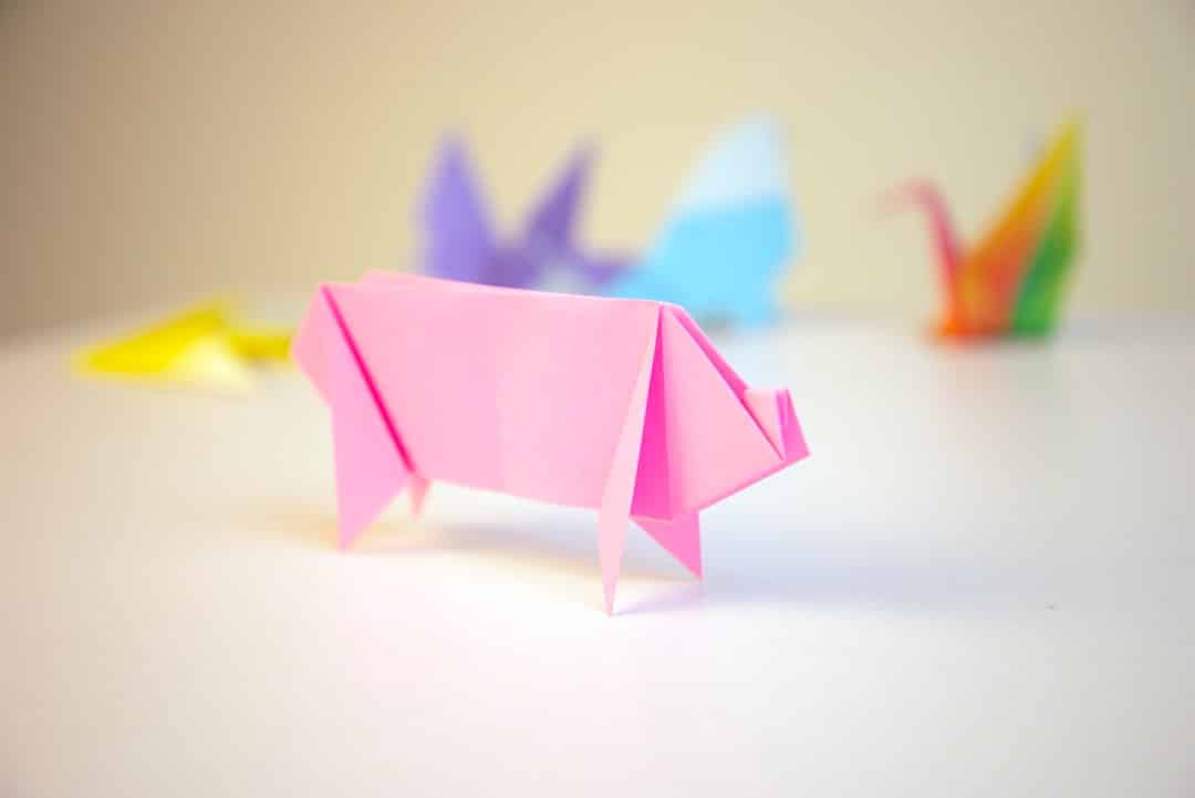 découvrez l'art japonais de l'origami : techniques de pliage, modèles pour débutants et avancés, conseils et inspirations pour réaliser de magnifiques créations en papier.