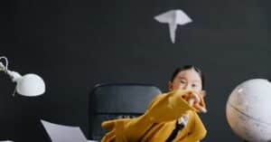 découvrez l'art de plier des avions en papier ! explorez nos tutoriels et astuces pour créer des modèles fascinants, parfaits pour les petits et les grands. avec des techniques simples et des conseils pratiques, amusez-vous à faire voler vos créations dans les airs.