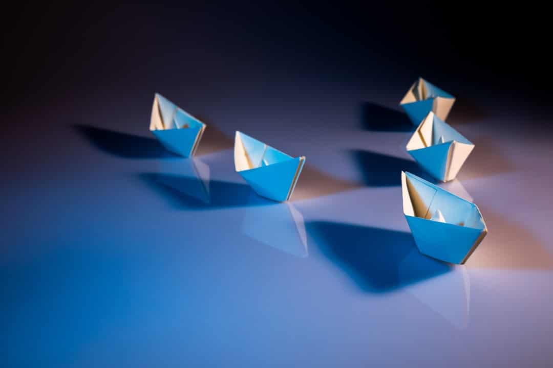 découvrez l'art de plier un bateau en papier, une activité créative et ludique pour petits et grands, idéale pour éveiller l'imagination et passer un moment agréable.