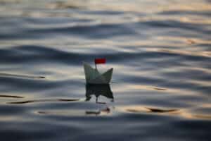 découvrez l'art délicat du bateau en papier, une activité créative et amusante pour petits et grands. apprenez à plier facilement votre propre bateau en origami.
