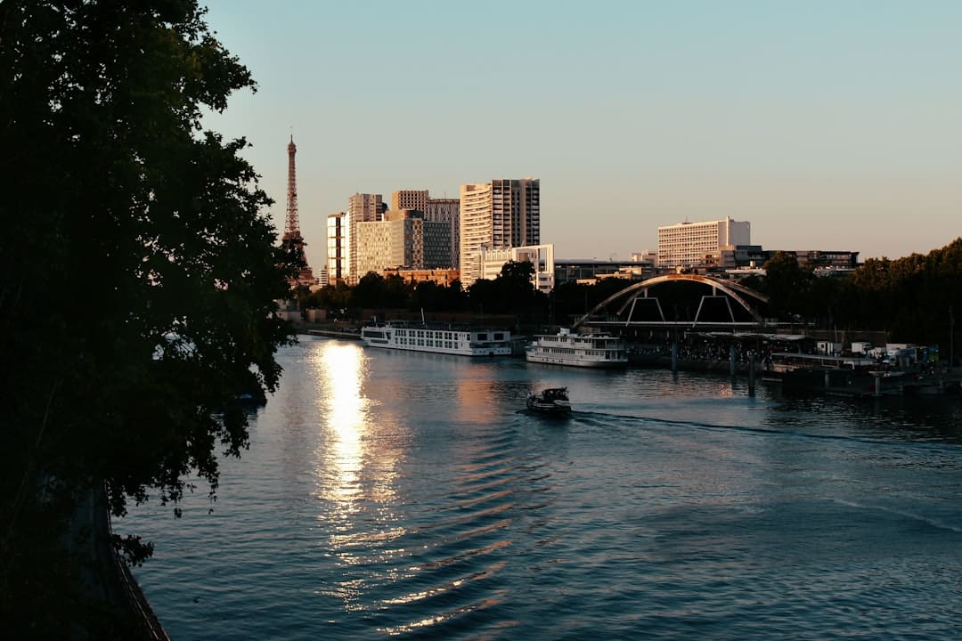 découvrez paris autrement en bateau ! explorez la beauté des célèbres monuments de la ville lumière tout en glissant paisiblement sur la seine. une expérience unique pour les amoureux de la romance et de l'aventure.