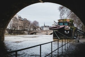 découvrez paris autrement avec notre croisière inoubliable sur la seine. admirez les monuments emblématiques, profitez d'une vue panoramique sur la ville lumière et laissez-vous porter par la magie d'un voyage en bateau à travers les splendeurs de paris.