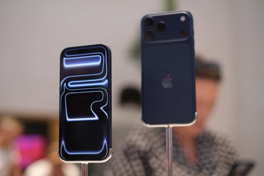 support de téléphone universel pour fixation sécurisée sur voiture, vélo ou bureau. idéal pour garder votre smartphone à portée de main pendant vos déplacements.