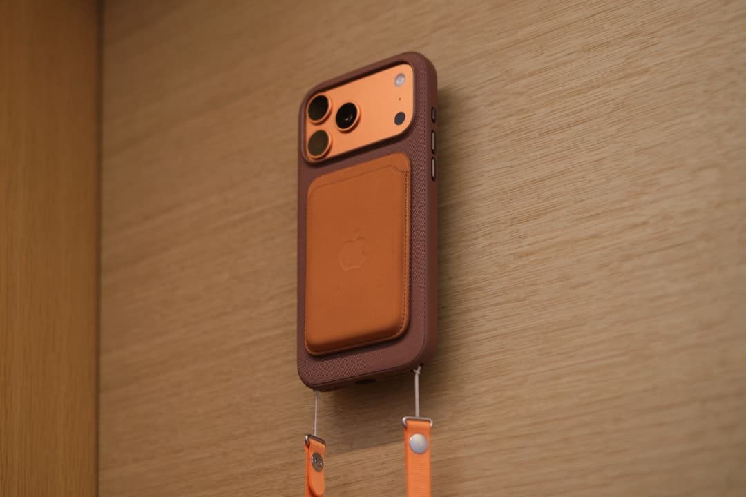 support de téléphone universel pour un montage sécurisé et pratique sur voiture, vélo ou bureau. profitez d'une fixation stable et ajustable pour garder votre smartphone à portée de main en toute sécurité.