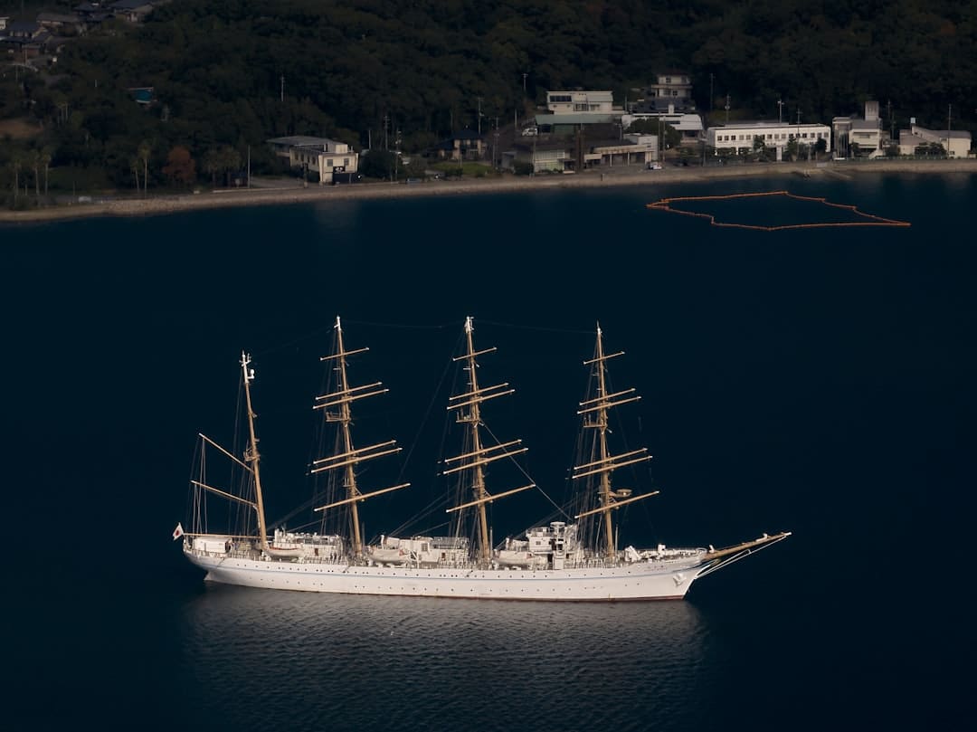 découvrez les secrets de la construction de navires pirates, des techniques ancestrales aux designs emblématiques pour naviguer les mers avec audace.