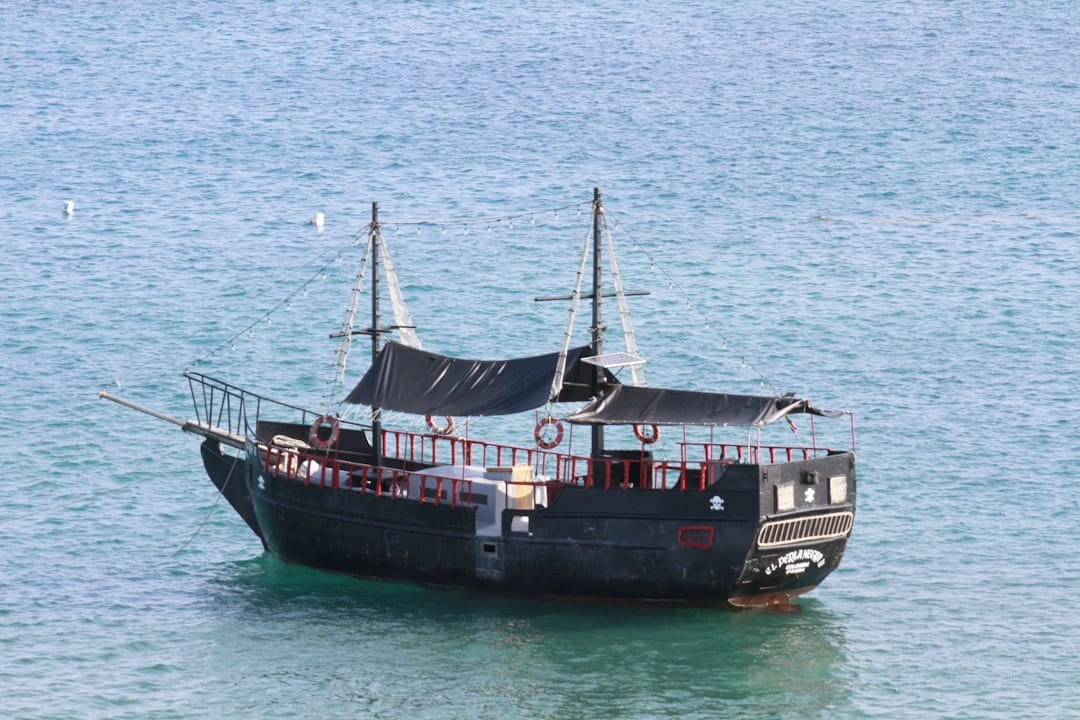 découvrez le playmobil pirate ship, un bateau rempli d'aventures et de trésors ! plongez dans le monde des pirates avec des figurines, des accessoires et des scènes palpitantes. parfait pour stimuler l'imagination des enfants et créer des histoires captivantes sur les mers.