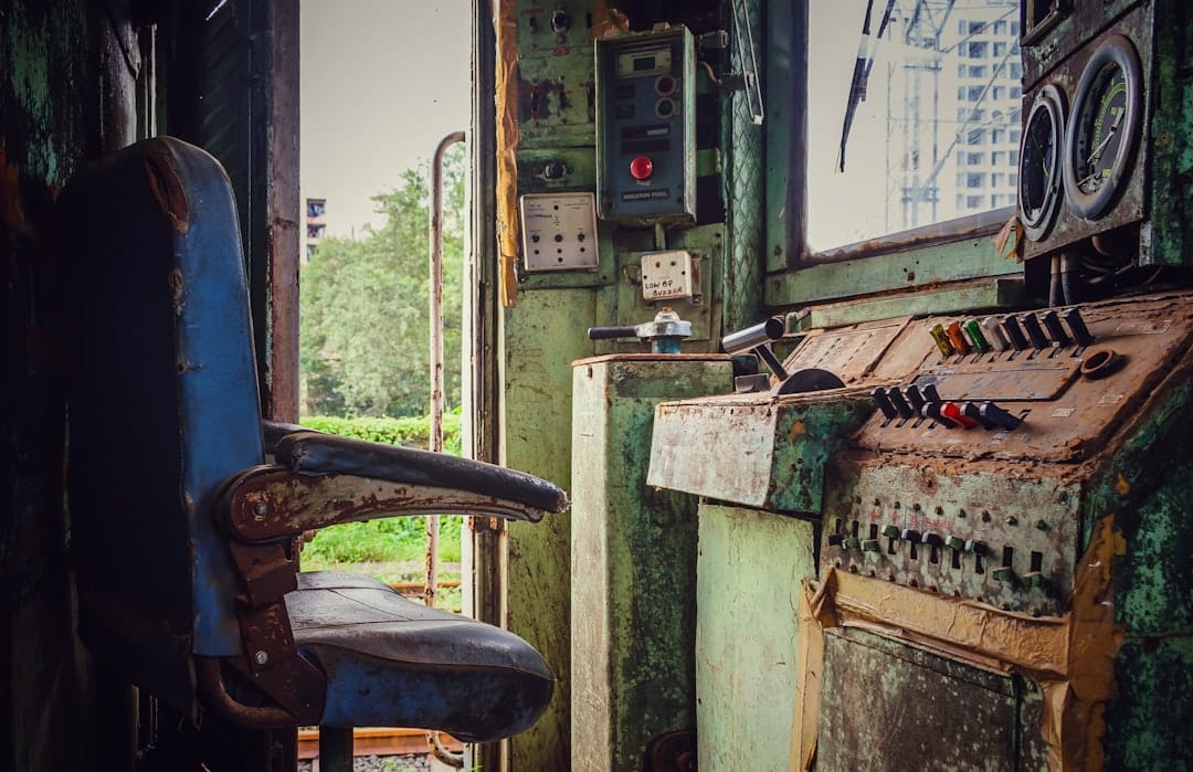 découvrez notre camion télécommandé performant, idéal pour les passionnés de modélisme et les enfants. profitez d'une prise en main facile et d'un design robuste pour des heures de divertissement.