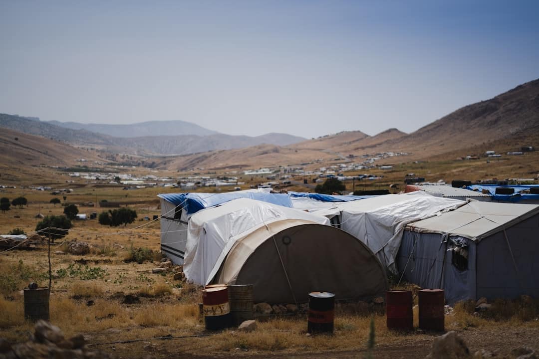 découvrez l'aventure en plein air avec nos tentes de toit. idéales pour le camping, elles offrent confort et praticité tout en vous permettant de dormir à la belle étoile. explorez nos modèles robustes et faciles à installer !