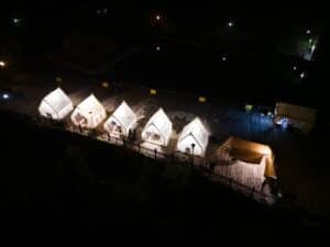 découvrez le confort et l'aventure des tentes de toit, idéales pour vos escapades en plein air. profitez d'une nuit à la belle étoile, sans renoncer au confort, avec nos modèles innovants et pratiques. parfaites pour les amateurs de camping et les aventuriers !