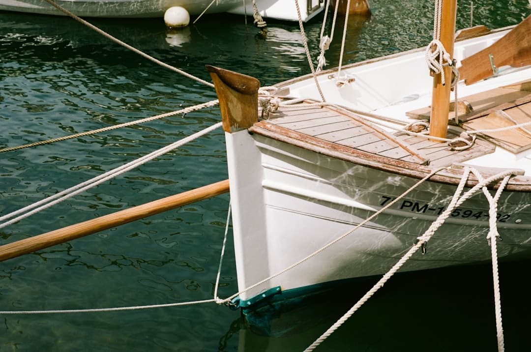 découvrez comment choisir le voilier idéal grâce à notre guide complet de sélection de voiliers, adapté à tous les niveaux et budgets.