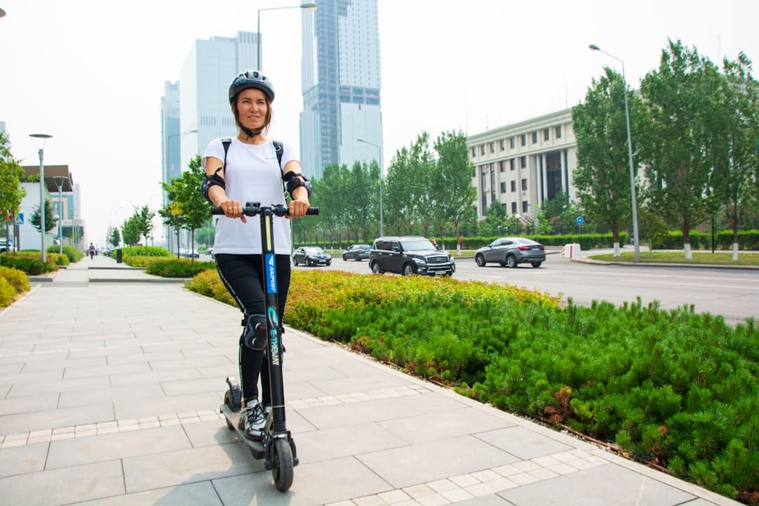 découvrez notre sélection de scooters adaptés à tous les besoins : modèles électriques, classiques et sporty. trouvez le scooter parfait pour une conduite agréable et économique en ville.