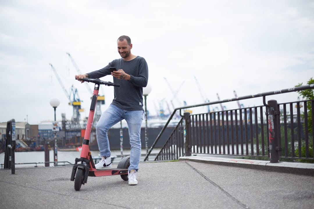 découvrez tout ce qu'il faut savoir sur les scooters : modèles, performances, guide d'achat et conseils d'entretien pour rouler en toute sécurité. idéal pour vos déplacements urbains, le scooter allie praticité et style.