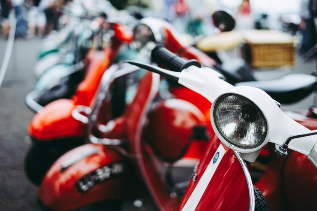 découvrez notre guide complet sur les scooters : des conseils d'achat aux meilleures marques, en passant par les astuces d'entretien et les tendances actuelles. profitez d'une mobilité rapide et écologique grâce à cet incontournable des déplacements urbains.