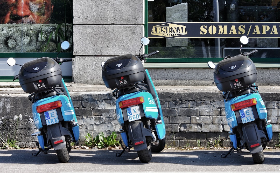 découvrez notre scooter 3-en-1, évolutif et pratique, conçu pour accompagner la croissance de votre enfant. idéal pour les balades, il offre sécurité, confort et amusement dès le plus jeune âge.
