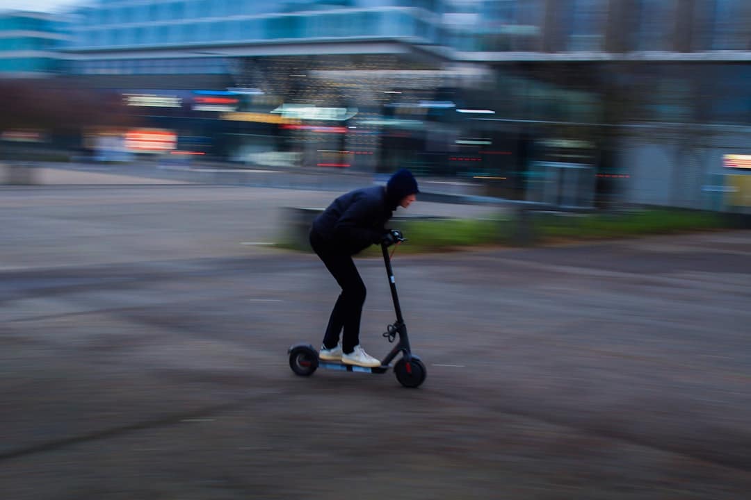 découvrez tout ce qu'il faut savoir sur les scooters : conseils d'achat, entretien, sécurité et dernières tendances pour trouver le modèle idéal adapté à vos besoins.