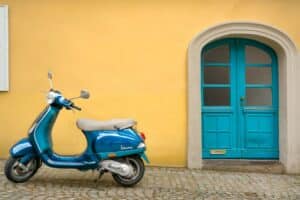 découvrez tout ce qu'il faut savoir sur les scooters : conseils d'achat, modèles tendances, entretien et solutions de mobilité urbaine. trouvez le scooter idéal pour vos déplacements quotidiens !