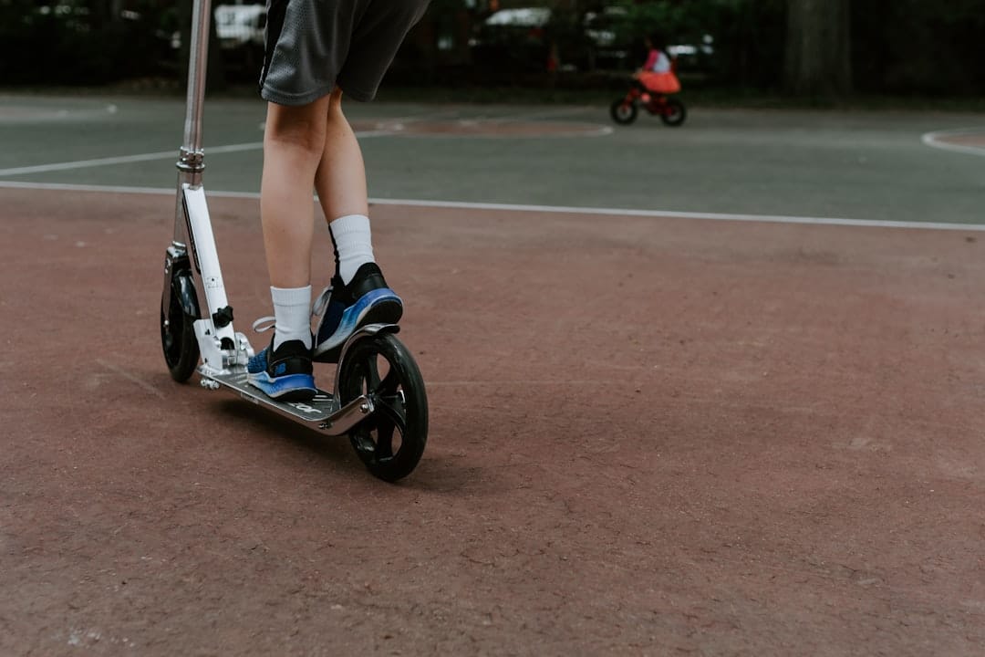 découvrez tout sur les scooters : modèles, conseils d'achat, entretien et astuces pour bien choisir et rouler en sécurité. le guide complet pour amateurs et passionnés de mobilité urbaine.