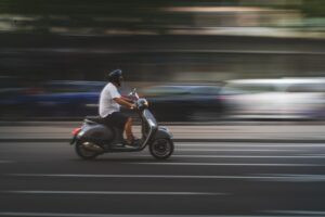 découvrez tout sur les scooters : conseils d'achat, comparatifs, avantages, tendances et informations pratiques pour choisir le modèle adapté à vos besoins et faciliter vos déplacements urbains.