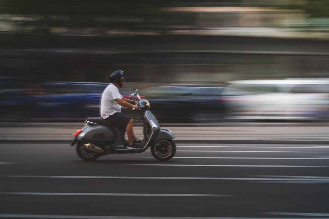 découvrez tout sur les scooters : conseils d'achat, comparatifs, avantages, tendances et informations pratiques pour choisir le modèle adapté à vos besoins et faciliter vos déplacements urbains.