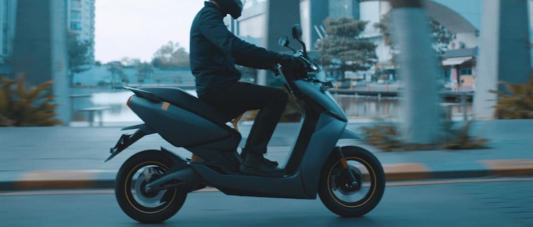 découvrez le monde des scooters : des modèles variés, des conseils d'achat aux astuces de conduite, tout ce qu'il faut savoir pour profiter pleinement de votre deux-roues. trouvez le scooter qui vous correspond et roulez avec style !