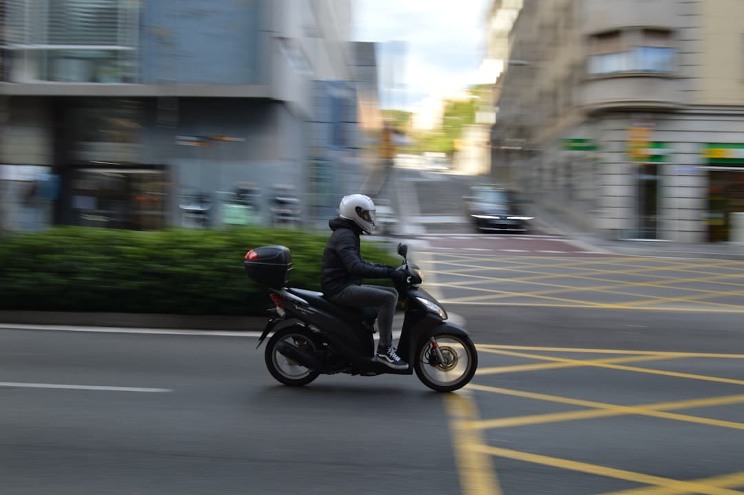 découvrez notre poignée de guidon pour scooter, offrant un confort optimal et une excellente prise en main pour vos trajets en toute sécurité.