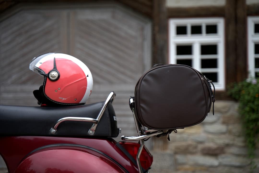 découvrez notre sélection de casques pour scooter alliant sécurité, confort et style. protégez-vous efficacement lors de vos trajets urbains grâce à des modèles homologués et adaptés à tous les goûts.