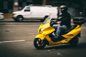 découvrez notre sélection de casques pour scooter alliant sécurité, confort et style. protégez-vous efficacement lors de tous vos trajets urbains avec un casque adapté à vos besoins.