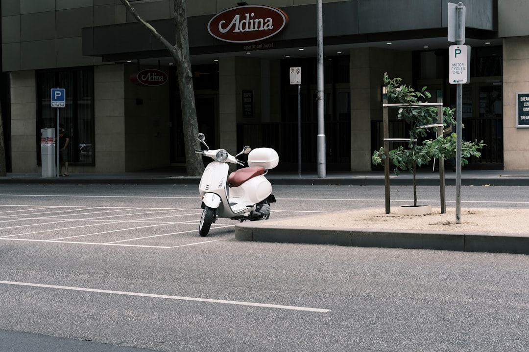 découvrez des conseils essentiels pour assurer votre sécurité en scooter. apprenez les meilleures pratiques, les équipements de protection à porter et les règles de circulation pour rouler en toute sérénité.