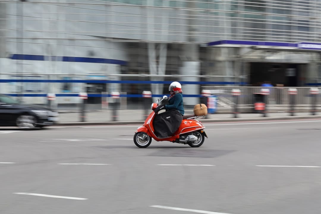 découvrez les conseils essentiels pour assurer votre sécurité lors de vos déplacements en scooter. apprenez les meilleures pratiques, les équipements de protection recommandés et les règles de circulation à respecter pour une expérience de conduite en toute sérénité.