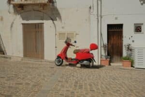découvrez des conseils essentiels pour assurer votre sécurité en scooter. apprenez les règles de circulation, les équipements de protection indispensables et les meilleures pratiques pour rouler en toute sérénité. restez en sécurité et profitez pleinement de vos trajets en scooter.