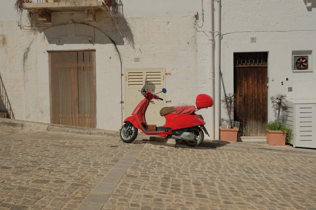 découvrez des conseils essentiels pour assurer votre sécurité en scooter. apprenez les règles de circulation, les équipements de protection indispensables et les meilleures pratiques pour rouler en toute sérénité. restez en sécurité et profitez pleinement de vos trajets en scooter.