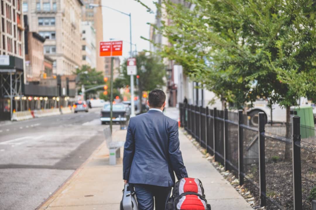 découvrez le scooter suitcase, une solution innovante alliant mobilité et praticité. parfait pour vos déplacements urbains, ce bagage à roulettes se transforme facilement en scooter pour une expérience de voyage unique et dynamique. idéal pour les globe-trotters à la recherche de confort et de style.