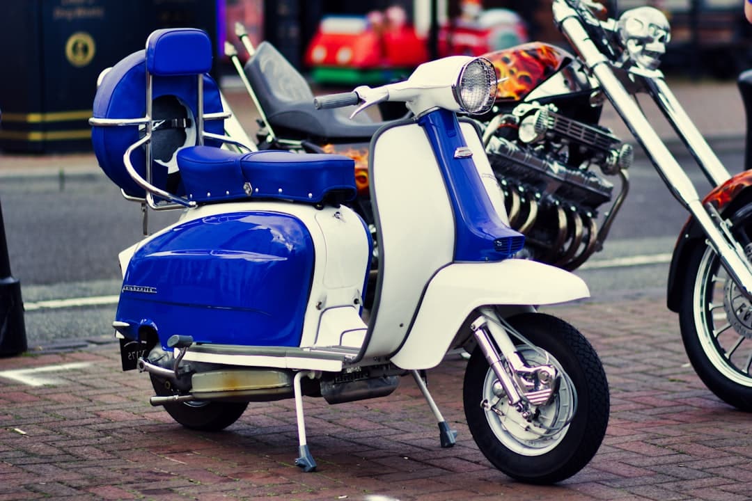 découvrez notre valise scooter, l'accessoire ultime pour vos voyages ! alliant design moderne et fonctionnalité, cette valise vous permet de transporter vos affaires tout en vous déplaçant facilement. idéale pour les globe-trotters et les citadins, elle vous offre une solution pratique et élégante pour vos déplacements.