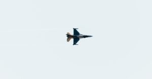 découvrez l'avion solaire, une innovation écologique qui utilise l'énergie du soleil pour voler, réduisant ainsi l'empreinte carbone et révolutionnant le transport aérien.