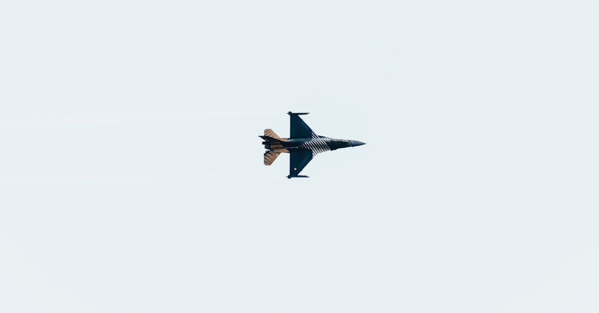 découvrez l'avion solaire, une innovation écologique qui utilise l'énergie du soleil pour voler, réduisant ainsi l'empreinte carbone et révolutionnant le transport aérien.