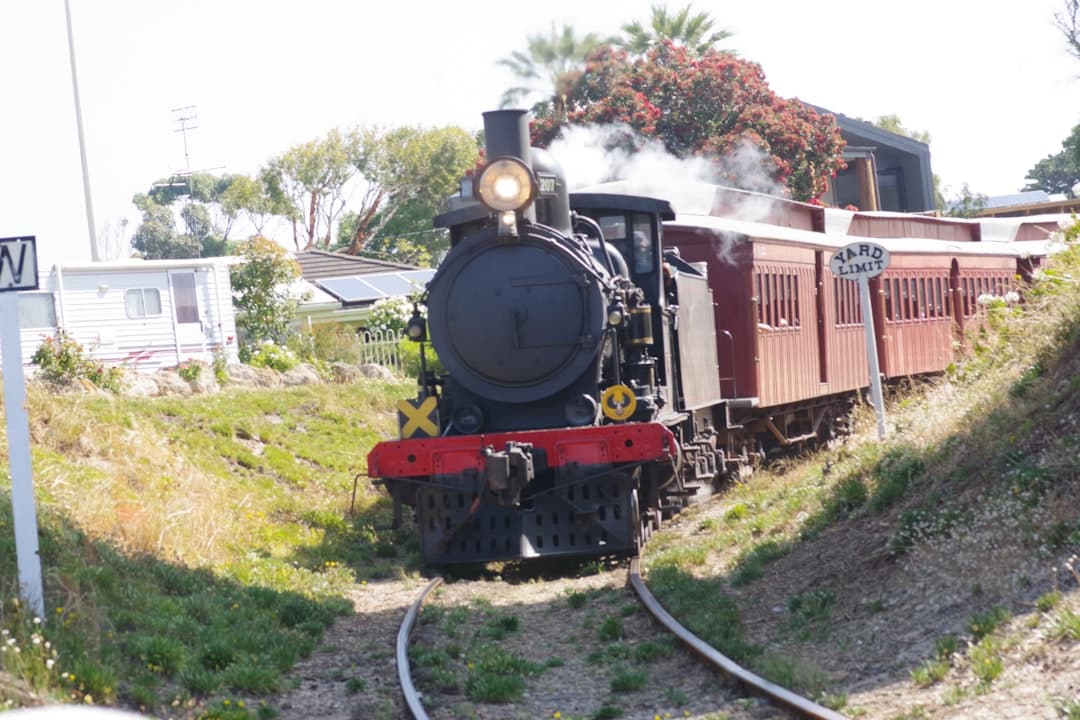 découvrez l'aventure épique des voyages en train à vapeur, une expérience unique qui vous plonge dans l'histoire ferroviaire tout en parcourant des paysages à couper le souffle.