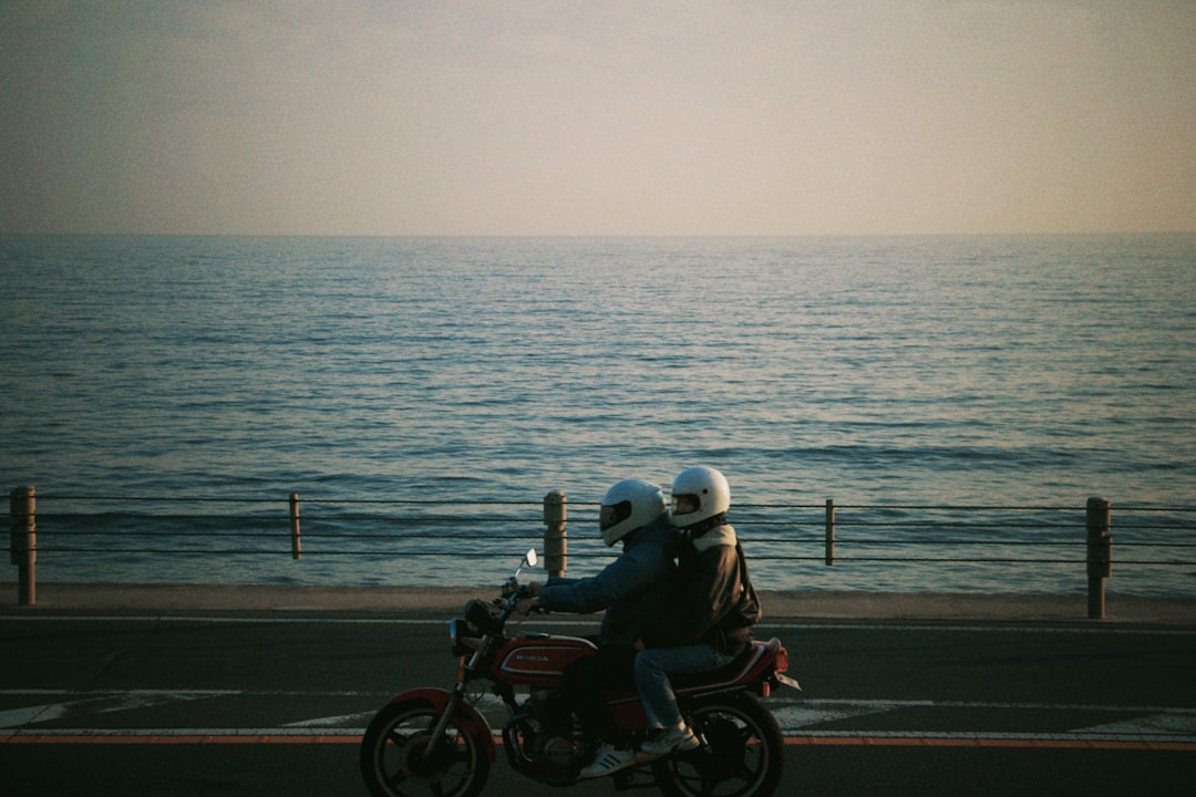 découvrez notre veste de moto été, légère, respirante et sécurisée, idéale pour rouler sous la chaleur tout en vous protégeant avec style et confort.