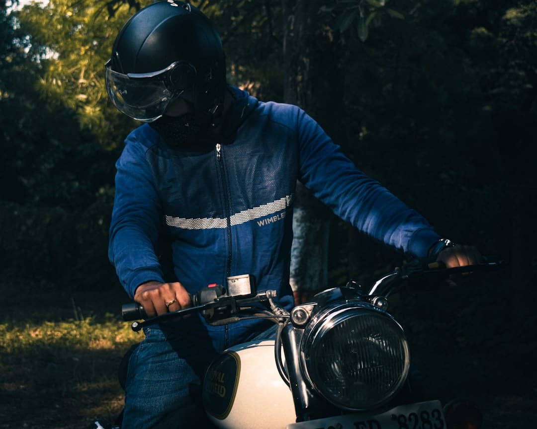 découvrez notre veste moto d'été alliant légèreté, ventilation optimale et protection pour rouler confortablement sous la chaleur.