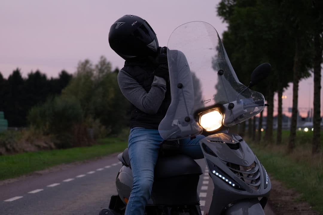 découvrez notre veste de moto d'été : légère, respirante et sécurisée, elle offre confort et protection lors de vos balades sous la chaleur. idéale pour les motards en quête de style et de sécurité estivale !