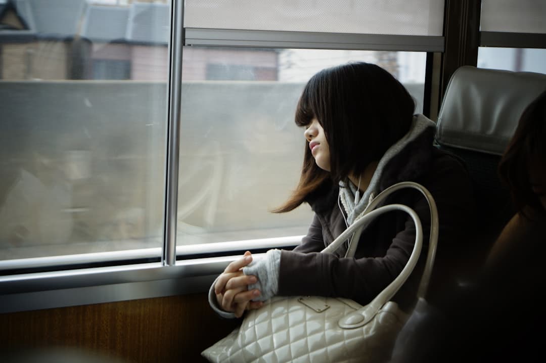 découvrez 'the girl on the train', un thriller captivant qui explore les mystères et les secrets cachés derrière chaque trajet en train.