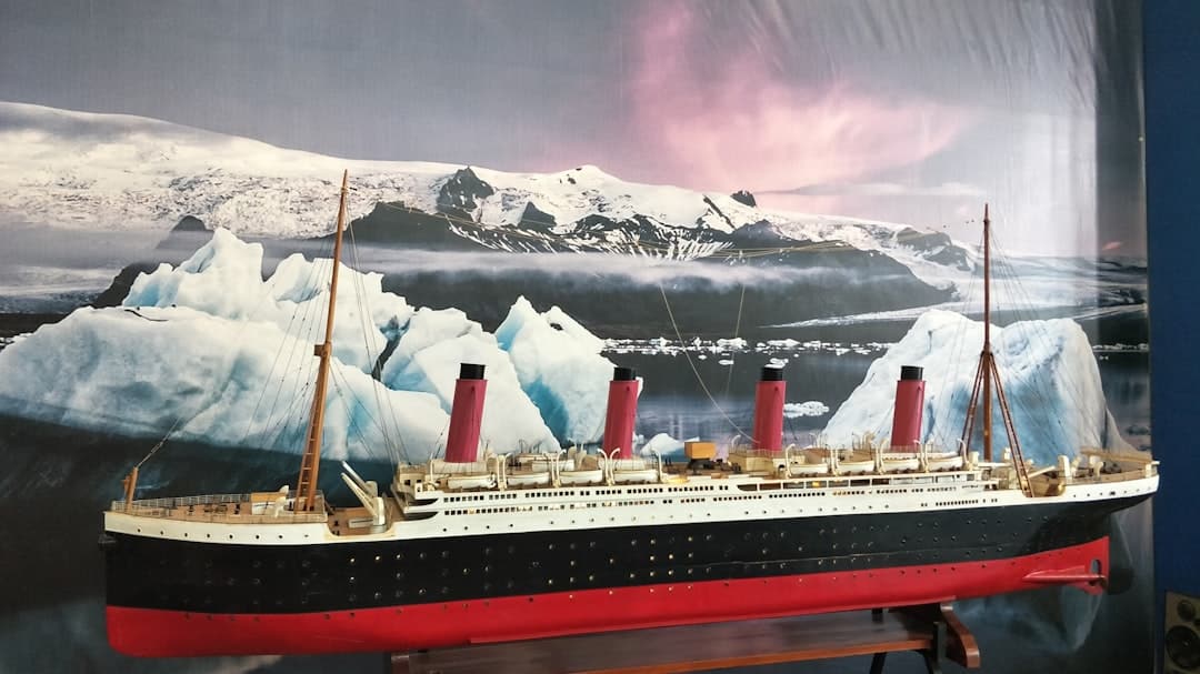 découvrez l'histoire captivante du titanic, le célèbre paquebot légendaire, son voyage tragique et les héros de cette aventure maritime inoubliable.