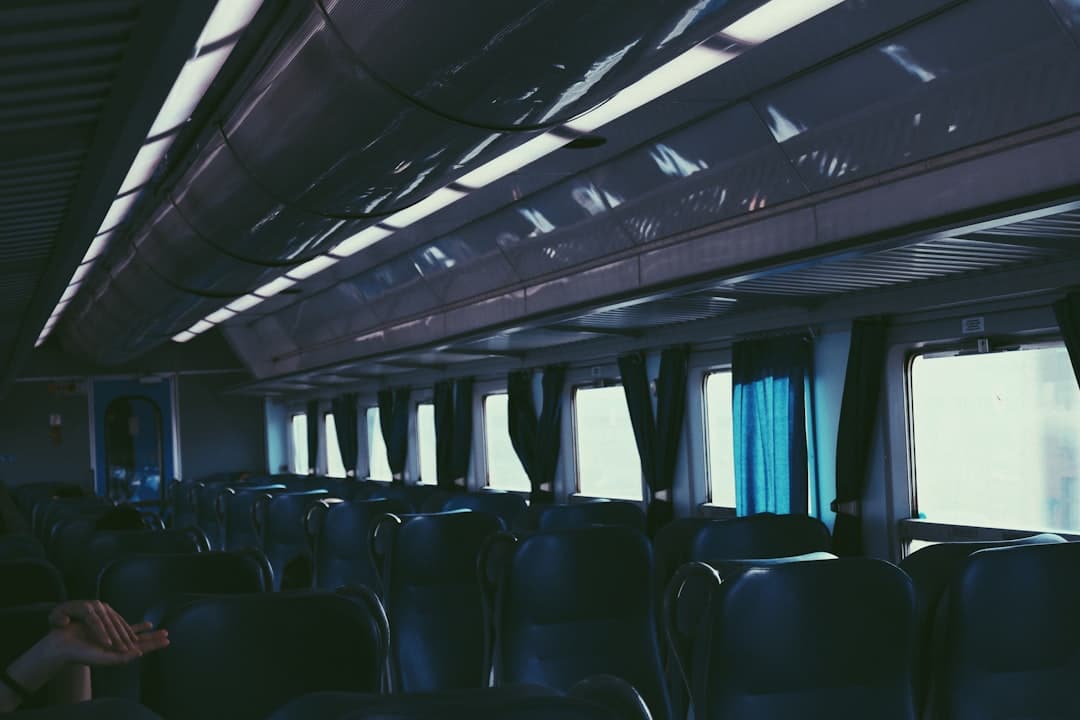 découvrez le charme d'une visite en train touristique : explorez les paysages et sites incontournables à bord d'un petit train convivial. idéal pour une sortie en famille ou entre amis !