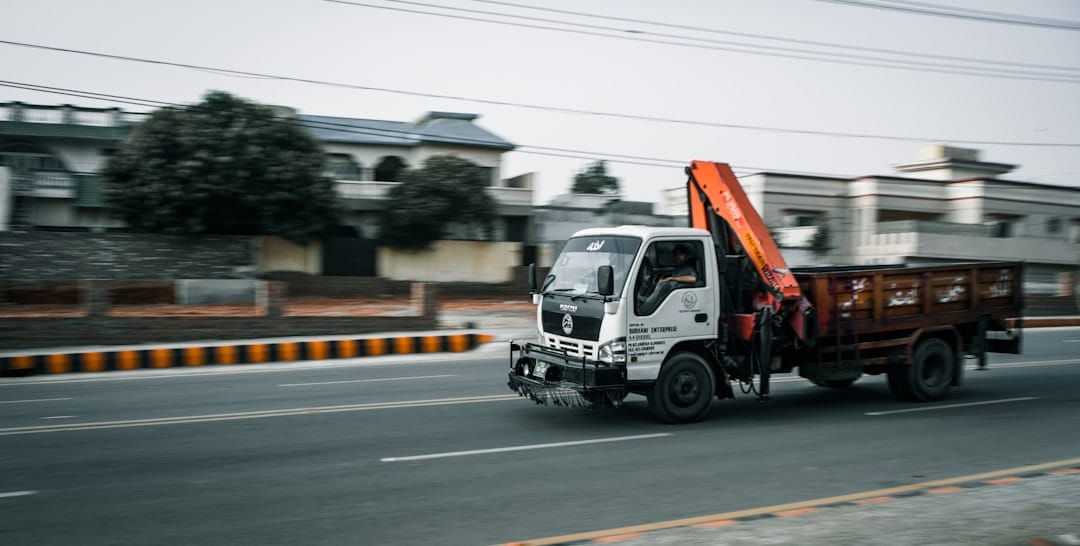 service de remorquage rapide et fiable : faites appel à notre dépanneuse pour tous vos besoins d’assistance routière 24h/24 et 7j/7, dépannage voiture, remorquage utilitaires ou motos, intervention urgente en cas de panne ou d’accident.