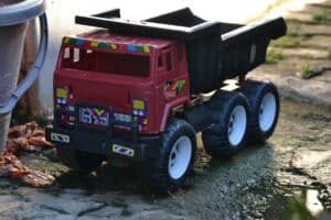 découvrez notre camion-benne jouet, idéal pour stimuler l'imagination et la créativité des enfants. robuste, coloré et facile à utiliser, il convient parfaitement aux petits constructeurs en herbe.