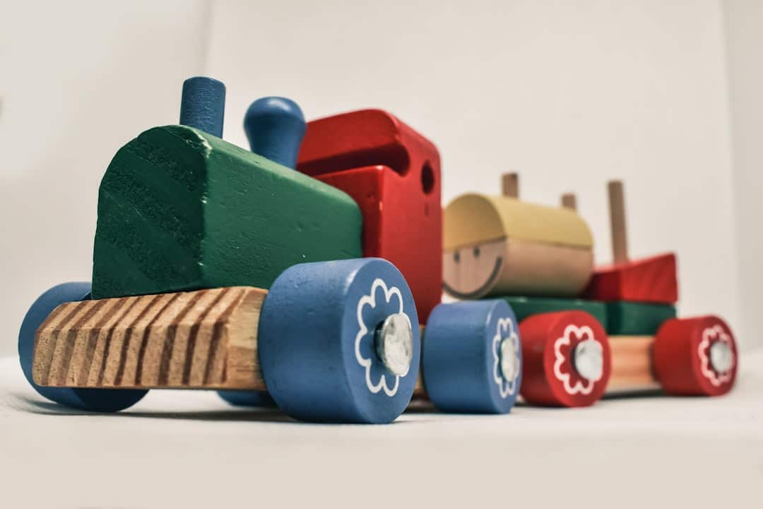découvrez l'univers magique des trains miniatures ! que vous soyez passionné de modélisme ou à la recherche d'un cadeau, notre collection de trains en bois, électriques et accessoires ravira petits et grands. plongez dans l'aventure ferroviaire avec des jouets de qualité qui stimulent l'imagination et favorisent le développement!
