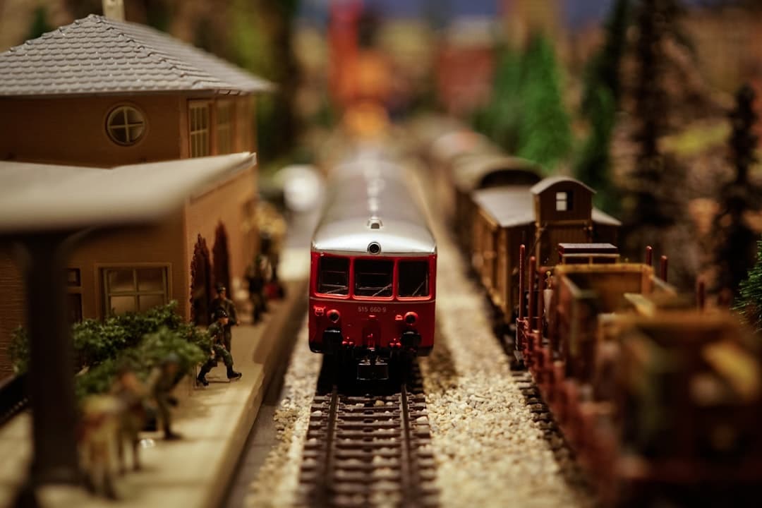 découvrez l'univers fascinant des trains en miniature avec notre collection de jouets en bois. parfaits pour stimuler l'imagination des enfants, ces trains triangulaires allient qualité et ludisme pour des heures de jeu garanties.