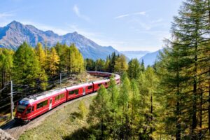 découvrez l'univers fascinant des trains : voyages en train à travers les paysages pittoresques, confort et praticité des trajets, ainsi que l'histoire et l'innovation ferroviaire. montez à bord pour une aventure inoubliable.