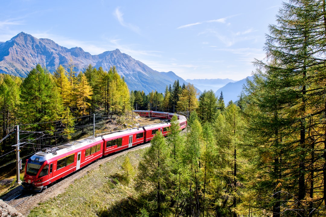 découvrez l'univers des trains : voyagez à travers les paysages, explorez les différentes générations de locomotives et apprenez tout sur l'histoire du chemin de fer en france. embarquez pour une aventure inoubliable sur rails.