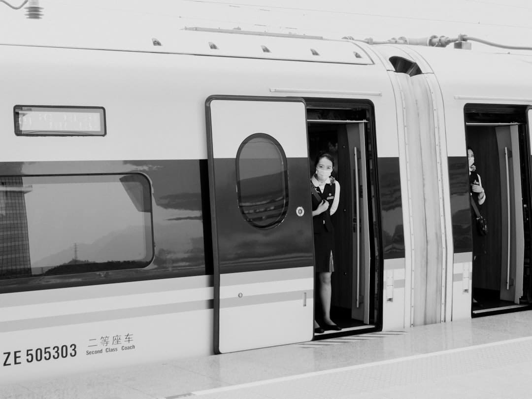 réservez facilement vos billets de train en ligne. comparez les horaires, les tarifs et bénéficiez des meilleures offres pour vos voyages en france et en europe. simplifiez votre expérience de réservation avec notre plateforme conviviale.