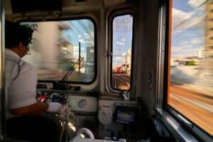 découvrez le salaire moyen d’un conducteur de train, les facteurs qui influencent la rémunération et les perspectives d’évolution de cette profession essentielle du secteur ferroviaire.